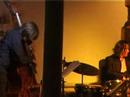 solo von henning sieverts mit dem trio dejan derzic underground in der galerie festl & maas, bilder im hintergrund von mathias hornung, berlin