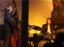 solo von henning sieverts mit dem trio dejan derzic underground in der galerie festl & maas, bilder im hintergrund von mathias hornung, berlin