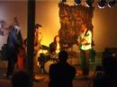 solo von henning sieverts mit dem trio dejan derzic underground in der galerie festl & maas, bilder im hintergrund von mathias hornung, berlin