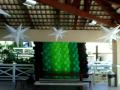 DECORAÇÃO COM BALÕES E ESTRELAS ILUMINADAS.