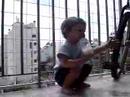 El niño Joaquín Rea agrede a su madre paparazzi