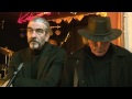 Richard Bargel auf seiner Akustikgitarre und Klaus 