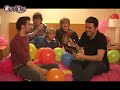 Capricho filmou tudo. Confira a matéria em: http://capricho.abril.com.br/idolos/mcfly-faz-festa-cama-hotel-rio-janeiro-394174.shtml