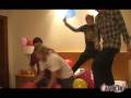 McFLY faz festinha em quarto de hotel