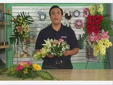 arreglo de flores - Espuma OASIS® Deluxe, insertada en una jaula que provee soporte adicional. Siguenos en http://www.facebook.com/pages/OASIS-Floral-M%C3%A9xico/288368669397.