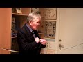 Bengt Forsman delar ut nål.mp4