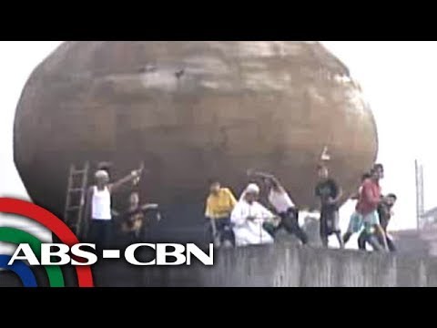 baclaran - Naging madugo ang engkwentro sa pagitan ng mga residente at mga pulis nang i-demolish ang mahigit 100 bahay sa paligid ng isang mosque sa Baclaran kaninang u...