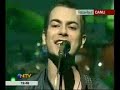 eurovison 2008
 turkey
mor ve �tesi (purple and beyond) - deli (crazy)
 

 ---------------------------------

aran?yor sahibi ruhumun
tam yerine mi d�?t�m
direniyor faili tutkunun
k?zm?? ve k���lm�?

aran?yor sahibi ruhumun
tam yerine mi d�?t�m
direniyor direniyor direniyor

beni b�y�t�n, a?latmay?n
sevginiz nerde �v�nd�?�n�z
beni b�y�t�n, a?latmay?n
sahte d�?lerle oyalamay?n

bir ak?ll? bir yar?m deli
d�rt yan?m ak?ll? bir yan?m deli
herkes ak?ll? bir ben deli
bir ben deli bir ben deli

beni b�y�t�n, a?latmay?n
sevginiz nerde �v�nd�?�n�z
beni b�y�t�n, a?latmay?n
sahte d�?lerle oyalamay?n