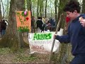 au printemps 2004, des dizaines d'acrobranchistes, soutenus par la population de ferney-voltaire (ain)se sont install�s dans les arbres pour les prot�ger d'un abattage programm�.