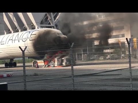 Frankfurter Flughafen: Schlepper steckt Flugzeug in Bra ...