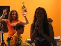 Gabriela Zambrano, cantando y encantando