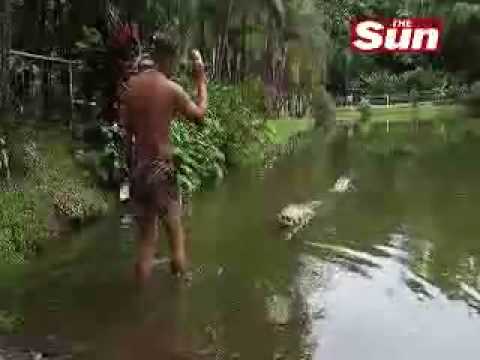 Increible Hombre Amigo de un Peligroso Cocodrilo