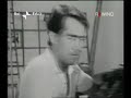 nel 1969, luciano emmer realizza la sua prima serie di telefilm rai, in onda sul secondo canale nei mesi di agosto/settembre. l'idea di geminus, prende spunto senza dubbio dai numerosi rimaneggiamenti urbanistici che alla fine degli anni sessanta investirono il centro storico della capitale per la costruzione di numerosi sottopassi. i telefilm, infatti, sono ambientati nel paesaggio sotterraneo di roma e il titolo stesso, geminus,si riferisce a giano, il dio bifronte protettore delle porte della citt�. il protagonista alberto piergiorgi (walter chiari), un fotografo che abita a roma di fronte all'arco di giano (via del velabro), una sera vede dalla finestra della sua abitazione due loschi sconosciuti che trasportano qualcosa e li fotografa. hanno inizio cos� una serie di complicate avventure che coinvolgono la gelosa fidanzata di alberto, caterina (alida chelli), una misteriosa giapponese (elisabeth wu) che scompare e ricompare pi�volte dopo finte morti, e l'amica di un miliardario (ira f�rstenberg). nei segreti sottosuoli romani, in una girandola frenetica di colpi di scena, tra furti di statue, traffici di droga e morti improvvise, alberto, come un giano custode della citt�, riuscir� a salvare roma da un'esplosione e a sconfiggere la banda di malavitosi.