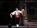 LARGO AL FACTOTUM - Il barbiere di Siviglia 2004Ryszard Kalus  BaritonGeburtsdatum    24 Oktober 1979Geburtsort    Chorzów (Kőnigshűtte)Ausbildung• Liceum in Bytom (Beuthen) 1993-1998 (Abitur 1998)• Gesangsstudium an der Musikakademie in Kattowitz 1999-2004                                                                               (Diplom mit Auszeichnung bei Prof. Alicja Slowakiewicz - Juni 2004)• Seit 2005 Mitglied des Internationalen Opernstudios an der Hamburgischen StaatsoperMeisterklassen• Seit 2003 Kurse bei Prof. Helena Lazarska• Gesangunterrichten bei Prof. Ingrid Kremling - DomanskiPreise• 1998 - Mai  -- 1. Preis  beim Wojewodschaft - Wettbewerb Junge Musiker in Kattowtz• 2001 - November  -- zwei zweite Preise (Spalten: Oper und Lied)  beim XXXVI Internationalen Gesangswettbewerb Antonin Dvorak            in Karlovy Vary (CZ)• 2002 - Mai  -- 2. Preis beim XVII Intrnationalen Gesangwettbewerb          in Trnava (SLO)• 2003 - März  2. Preis beim Nationalen  Gesangwettbewerb                           in Wrocław (Breslau)• 2003 - Mai  Auszeichnung (4. Preis) beim Internationalen Ada Sari Gesangwettbewerb der Vokal Kunst in Nowy Sacz  (PL)• 2003 - Oktober Cesare Bardelli -- Preis ( für den „am meisten versprechenden Finalisten