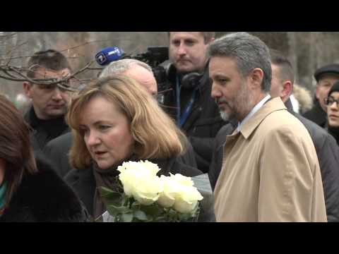 Președintele Republicii Moldova, Nicolae Timofti, a depus flori la bustul scriitorului Mihai Eminescu de pe Aleea Clasicilor