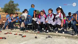 طلبة مدرسة جب الذيب بيدأون يومهم الدراسي الأول في الخيام بعد هدم الاحتلال مدرستهم