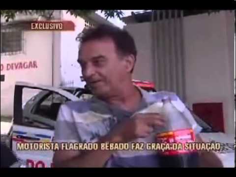 bebado - Bêbado em BH bebe Coca Cola para não ser acusado no teste do bafômetro e ainda arrota na frente da repórter. Homem admitiu ter bebido e fez piada com a situa...