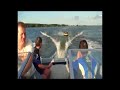 Op de band achter de speedboot
