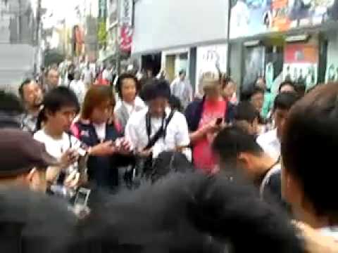 秋葉原沢本あすか並ひもビキニ露出少女囲まれる Akihabara streaking girl surrounded