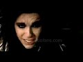 LYRiCS;Über den Dächernist es so kaltund so stillIch schweig deinen Namenweil Du ihn jetztnicht hören willstDer Abgrund der Stadtverschlingt jedeTräne die fälltDa unten ist nichts mehrwas dich hier obennoch hältIch schrei in die Nacht für dichlass mich nicht im StichSpring nichtDie Lichter fangen dich nichtsie betrügen dichSpring nichtErinner dichan Dich und michDie Welt da unten zählt nichtBitte spring nichtIn Deinen Augenscheint alles sinnlos und leerDer Schnee fällt einsamDu spürst ihn schon lange nicht mehrIrgendwo da draußenbist du verlor'n gegangenDu träumst von dem Endeum nochmal von vorn anzufangenIch schrei in die Nacht für dichlass mich nicht im StichSpring nichtDie Lichter fangen dich nichtsie betrügen dichSpring nichtErinner dichan Dich und michDie Welt da unten zählt nichtBitte spring nichtIch weiß nicht wie langich Dich halten kannIch weiß nicht wie langNimm meine Handwir fangen noch mal anSpring nichtIch schrei in die Nacht für dichlass mich nicht im StichSpring nichtDie Lichter fangen dich nichtsie betrügen dichSpring nichtErinner dichan Dich und michDie Welt da unten zählt nichtBitte spring nichtSpring nichtUnd hält dich das auch nicht zurückDann spring ich für Dich