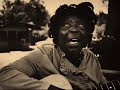 o mestre willie dixon cantando e tocando um super cl�ssico do blues, mesclado com fotos do cotidiano e religiosidade do delta do mississipi,ficou louco e eu assino em baixo.