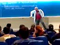 Professor Marco explicando sobre as abelhas