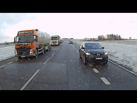 Idioci wyprzedzali na czołówkę, uratował ich pas awaryjny