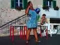 Anita Petković,poznata i kao Toše i Kraljica,krivi se na pozornici na Rudini Josipa Arnerića,glavnom trgu u staroj jezgri Primoštena.Ovaj video nisam snimio ja,već moj prijatelj Antonio Gruja.Snimljeno je mobitelom pa je stoga kvaliteta slike lošija.