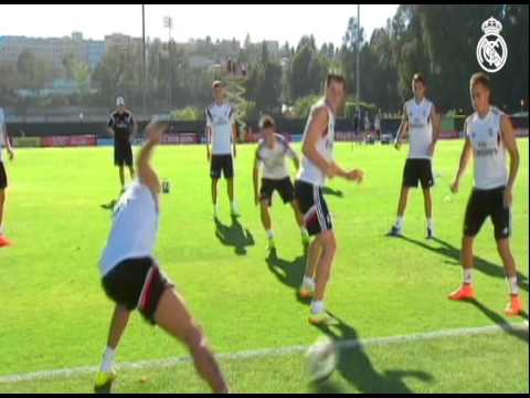 madrid - Entrenamiento del Real Madrid en la UCLA Subscribe to Real Madrid on YouTube: http://bit.ly/NSyxv8 Like Real Madrid on Facebook: http://facebook.com/realmadrid Follow Real Madrid on Twitter:...