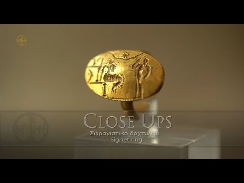 CLOSE UPS: Signet ring