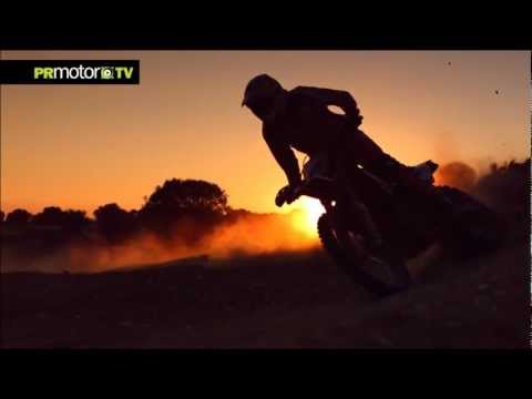 Ivan Cervantes piloto Red Bull de Enduro hace 40 metros de aquaplaning en Moto! - PRMotor TV Channel