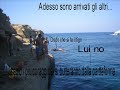 Ecco nela grotta di ventotene un gruppo di persone folli che osano tuffarsi da uno scoglio di 12 metri... state a vedere!!!!!!!