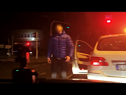 Kolejny artysta-agresor wyskakujący z samochodu, uczulenie na klakson.