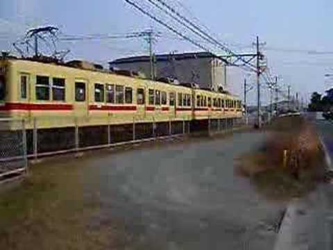 津屋崎駅、電車が発車