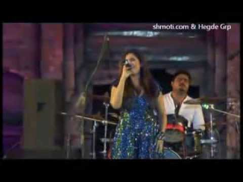 Sun Raha Hai NaTu by Shreya Ghoshal Live at Dharwad Utsav 2013 December 15