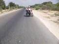 טרקטורון מרים גלגל בכביש מול משאית