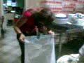 Vuilzakken leegmaken mt Laura. ;o