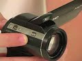 Uma filmadora super compacta, mas que consegue capturar e exibir imagens em Full HD, ou seja, 1920 X 1080 pixels.Filma em cartões SD ou SDHC e é bem simples de manusear.