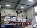 Naëma, zolendraai handstand stalder handstand op brug Naëma, zolendraai handstand stalder handstand op brug