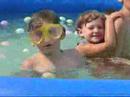 videos de Water Balloons In Our Pool