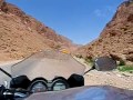 La vidéo part à 1m20, dsl. Je traverse ici les gorges du Todgha en moto (prononcer Todra je crois). Les falaises surplombent à plus de 100 mètres de hauteur. 1 