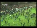 El fútbol vive un día trágico. En Egipto, al menos 75 personas murieron este miércoles tras un enfrentamiento entre dos hinchadas al término de un partido de fútbol en la ciudad egipcia de Port Said. Además hay más de 300 heridos, muchos de ellos de gravedad. Una vez concluído el partido, los parciales de Al Masry invadieron el campo de juego para saludar a sus jugadores y perseguir a los visitantes. Los simpatizantes de Al Ahly, en tanto, saltaron al campo de juego para defender a sus futbolistas. Esto originó un cruento enfrentamiento entre las dos hinchadas. Según informaron fuentes de los hospitales de El Cairo, algunos de los muertos son efectivos de la seguridad. 