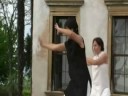 www.labottegadarte.com
il centro � una bottega d'arte per l'educazione, nasce nel 1988, da un'idea di maria teresa moroni, � un luogo elegante, confortevole, accogliente che permette di vivere emozioni ed esperienze utili per lo straordinario viaggio dellindividuo alla ricerca e riscoperta di s� stesso. l'arte rappresenta una porta che d� accesso ai livelli pi� profondi della persona, permette di rileggere il passato, di conoscere e programmare il futuro; � una chiave magica per ascoltarsi, conoscersi ed aprire la relazione con l'altro.
il centro � bottega in quanto cura ogni intervento, ogni prodotto, con lo spirito dell'artigiano, governato dalla passione per il proprio lavoro. il centro � arte per l'educazione perch� con l'arte la persona si educa per divenire ci� che �, come il realizzarsi di un'opera, e per manifestarsi e dispiegarsi nel presente con tutte le proprie potenzialit�.
oggi non si ha pi� tempo per pensare ai desideri pi� profondi, si � trascinati in un tempo scandito da ritmi ben precisi, spesso ossessivi. l'ansia assale quando sembra non si abbia nulla da fare. nell'evoluzione l'umanit� ha perso il valore del disegno, cos� come il valore di rimanere soli con s� stessi, e non si accorge che si perde la voglia di comunicare, di esprimersi.
disegnare non � un'esperienza come tante da relegare nella preistoria del bambino. la difficolt� della persona di comunicare genera disagio, che successivamente si trasforma in malattia organica o psichica.
disegnare nell'et� adulta � rinascere come persone, perch� poche sono le occasioni in cui la persona si pu� dichiarare e raccontare al mondo e a s� stesso. permettere ai bambini di disegnare � mettergli nelle mani le chiavi per leggere, interpretare ed entrare nel futuro da protagonisti. l'uomo moderno ha bisogno di recuperare l'esperienza del disegno, la sua dimensione magica; per riprendere possesso di s� e dell'ambiente che lo circonda.
disegnare � conoscere, scoprire, vedere. l'occhio dell'artista non guarda, non rileva per utilizzare, classificare, giudicare, ma vede in una profonda percezione che diventa comunione con la realt�, stupore e incanto della scoperta.
forse si pu� facilmente intuire che i nostri incontri sono avvolti dalla magia di un sacro silenzio che diventa pace e gioia per il cuore.
negli ultimi trentanni si sono fatte avanti teorie provenienti da scienze quali: la sociologia, la pedagogia e la psicologia, che vedono l'evoluzione della persona durante tutto l'arco della vita.
il processo di crescita non ha quindi fine con la giovent�, a patto per� che il soggetto si riconosca, lui per primo, in una situazione di incompiutezza o di non finitezza. la prospettiva presentista (bion et al.) del tempo e dell'evoluzione delle persone, vede l'individuo sempre impegnato a diventare se stesso a evolvere, a tendere verso stati di coscienza che lo portano ad interrogarsi sul significato della propria posizione.
tutte le persone che vogliono diventare se stessi troveranno nelle proposte del centro l'occasione ideale.