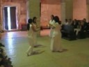www.labottegadarte.com
il centro � una bottega d'arte per l'educazione, nasce nel 1988, da un'idea di maria teresa moroni, � un luogo elegante, confortevole, accogliente che permette di vivere emozioni ed esperienze utili per lo straordinario viaggio dellindividuo alla ricerca e riscoperta di s� stesso. l'arte rappresenta una porta che d� accesso ai livelli pi� profondi della persona, permette di rileggere il passato, di conoscere e programmare il futuro; � una chiave magica per ascoltarsi, conoscersi ed aprire la relazione con l'altro.
il centro � bottega in quanto cura ogni intervento, ogni prodotto, con lo spirito dell'artigiano, governato dalla passione per il proprio lavoro. il centro � arte per l'educazione perch� con l'arte la persona si educa per divenire ci� che �, come il realizzarsi di un'opera, e per manifestarsi e dispiegarsi nel presente con tutte le proprie potenzialit�.
oggi non si ha pi� tempo per pensare ai desideri pi� profondi, si � trascinati in un tempo scandito da ritmi ben precisi, spesso ossessivi. l'ansia assale quando sembra non si abbia nulla da fare. nell'evoluzione l'umanit� ha perso il valore del disegno, cos� come il valore di rimanere soli con s� stessi, e non si accorge che si perde la voglia di comunicare, di esprimersi.
disegnare non � un'esperienza come tante da relegare nella preistoria del bambino. la difficolt� della persona di comunicare genera disagio, che successivamente si trasforma in malattia organica o psichica.
disegnare nell'et� adulta � rinascere come persone, perch� poche sono le occasioni in cui la persona si pu� dichiarare e raccontare al mondo e a s� stesso. permettere ai bambini di disegnare � mettergli nelle mani le chiavi per leggere, interpretare ed entrare nel futuro da protagonisti. l'uomo moderno ha bisogno di recuperare l'esperienza del disegno, la sua dimensione magica; per riprendere possesso di s� e dell'ambiente che lo circonda.
disegnare � conoscere, scoprire, vedere. l'occhio dell'artista non guarda, non rileva per utilizzare, classificare, giudicare, ma vede in una profonda percezione che diventa comunione con la realt�, stupore e incanto della scoperta.
forse si pu� facilmente intuire che i nostri incontri sono avvolti dalla magia di un sacro silenzio che diventa pace e gioia per il cuore.
negli ultimi trentanni si sono fatte avanti teorie provenienti da scienze quali: la sociologia, la pedagogia e la psicologia, che vedono l'evoluzione della persona durante tutto l'arco della vita.
il processo di crescita non ha quindi fine con la giovent�, a patto per� che il soggetto si riconosca, lui per primo, in una situazione di incompiutezza o di non finitezza. la prospettiva presentista (bion et al.) del tempo e dell'evoluzione delle persone, vede l'individuo sempre impegnato a diventare se stesso a evolvere, a tendere verso stati di coscienza che lo portano ad interrogarsi sul significato della propria posizione.
tutte le persone che vogliono diventare se stessi troveranno nelle proposte del centro l'occasione ideale.