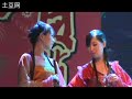 2007-12-31 北大新年晚会'汉服风韵'。有服章之美谓之华，有礼仪之大故称夏，此为'华夏'一词由来。中国自古美誉为'衣冠上国'，博大精深的服饰文化是一个民族的瑰宝和精神载体，这才是我们汉民族穿了几千年的传统服装，不是那遥远的'古装'而是真正意义上的'唐装'！因为满清的血腥迫害脱下了近三百年，现在我们应该重新认识、穿上她了。
【汉服介绍，不是满人请不要把旗袍马褂称作自己的民族服装】
http://hi.baidu.com/satan715/blog/item/3fce4a36539b19d9a2cc2b64.html

百家讲坛 剃发易服
http://www.youtube.com/watch?v=qLcSdef8UpIfeature=rec-HM-rev-rn

背景读白：《春江花月夜》（A Moonlit Night On The Spring River ），背景音乐：风潮唱片《花间梦事》06.月下独酌（background music：Drinking alone with the moon）偶英文很烂写错请更正哈^_^

春江花月夜

唐 张若虚

春江潮水连海平，海上明月共潮生。

滟滟随波千万里，何处春江无月明？

江流宛转绕芳甸，月照花林皆似霰。

空里流霜不觉飞，汀上白沙看不见。

江天一色无纤尘，皎皎空中孤月轮。

江畔何人初见月？江月何年初照人？

人生代代无穷已，江月年年只相似。

不知江月待何人，但见长江送流水。

白云一片去悠悠，青枫浦上不胜愁。

谁家今夜扁舟子？何处相思明月楼？

可怜楼上月徘徊，应照离人妆镜台。

玉户帘中卷不去，捣衣砧上拂还来。

此时相望不相闻，愿逐月华流照君。

鸿雁长飞光不度，鱼龙潜跃水成文。

昨夜闲潭梦落花，可怜春半不还家。

江水流春去欲尽，江潭落月复西斜。

斜月沉沉藏海雾，碣石潇湘无限路。

不知乘月几人归？落花摇情满江树。