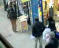 woman strrugling to catch a thief in Kilburn H.R. لص لندن