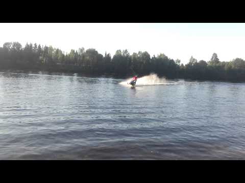 holmberg - Vuoden 2012 vesicrossin euroopan mestari Antti Holmberg saapuu takaisin rantaan tehden uuden maailmanennätyksen kelkalla vettä pitkin ajaen, 180,1 km! 2012 E...