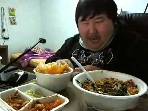 Кореец ест и смеется/Korean eats and laughs