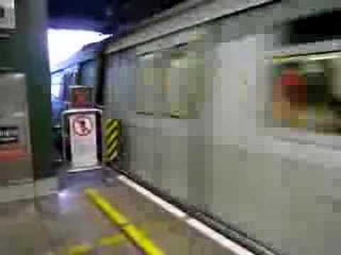 港鐵M-train列車駛離葵芳站