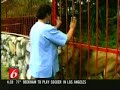 León da un abrazó a la mujer que le salvo la vida